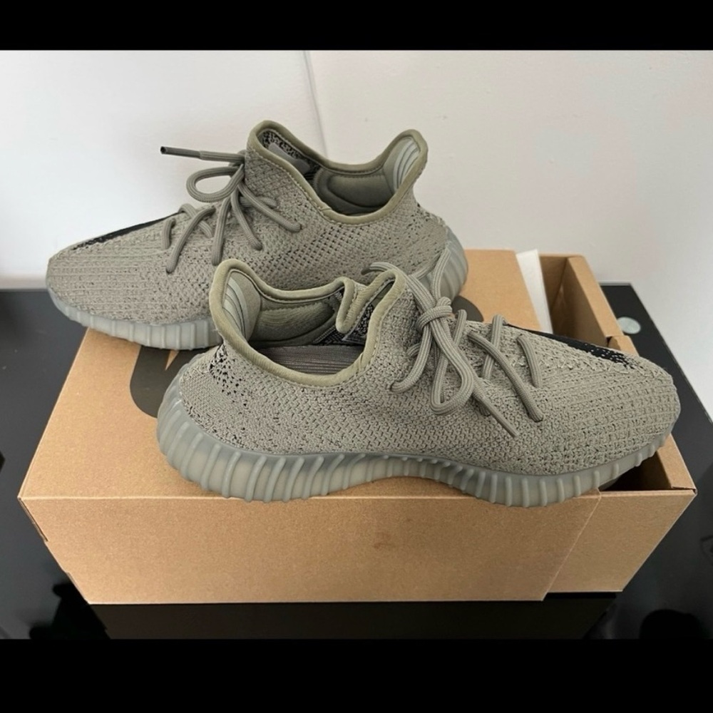 Authentic adidas Yeezy Boost 350 V2 Granite - 7.5 - Picture 3 of 8